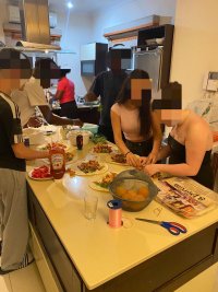 Cette image montre 6 jeunes entraine de préparer des tacos dans une cuisine