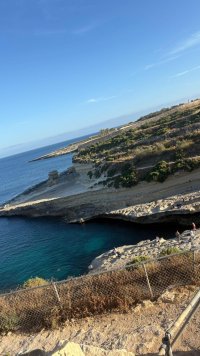Cette image montre la crique de Saint Peter's Pool : falaise et mer