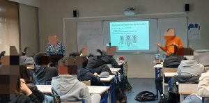 L'image montre l'intervenante entrai de prjeter aux élèves un cours sur les abeilles