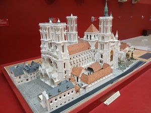 Cette photo montre la maquette de Notre-dame de Laon