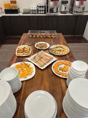 Cette image montre plusieurs assiettes sur lesquelles sont disposés des boudoir, des tranches de cake, des morceaux de fruits ou encore des viennoiseries