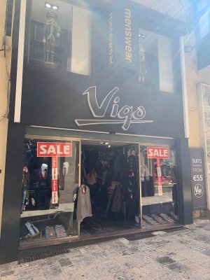 Cette image montre l'entrée de la boutique Vigo depuis la rue piétonne