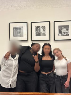 Cette image est une photo montrant l'élève entourée de ses collègues