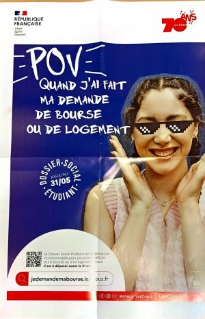 Cette image ets une affiche montrant une jeune étudiante portant de slunettes de soleil pixelisée. Il est inscrit à coté d'elle "POV : quand j'ai fait ma demande de bourse ou de logement", "dossier social étudiant jusqu'au 31/05. En desous, un demi cercle blanc contient l'information suivante : le Dossier Sociel Etidiant est est la démarche incontournable pour pouvoir bénéficier d'une bourse ou d'un logement Crous. il est à déposer avant le 31 mai / jedemandemabourse.lescrous.fr"