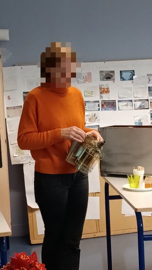 L'image montre l'intervenante avec un enfummoir