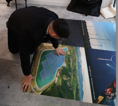 Ce visuel montre un élève participant à l'atelier sur les énergies renouvelables et les éoliennes en mer.
