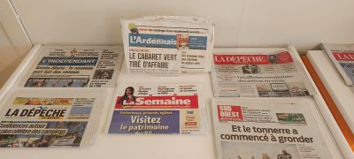 Cette image montre un ensemble de journaux de presse locale : Sud Ouest, la dépêche du midi, la dépêche du bassin, l'Ardennais..
