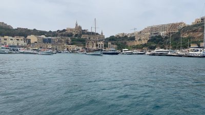 Cette image montre la vue d'une ville prise depuis la mer