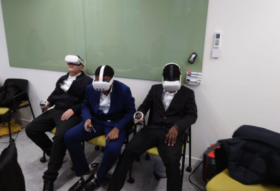 Ce visuel montre 3 élèves assis sur des chaises et équipés de casque de réalité virtuelle
