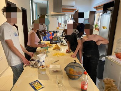 Cette image montre 6 jeunes autour d'un comptoir de cuisine