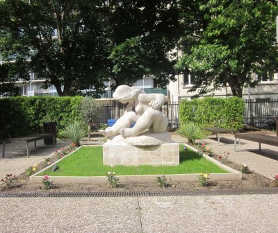 cette image montre la statue rénovée dans son carré végétal